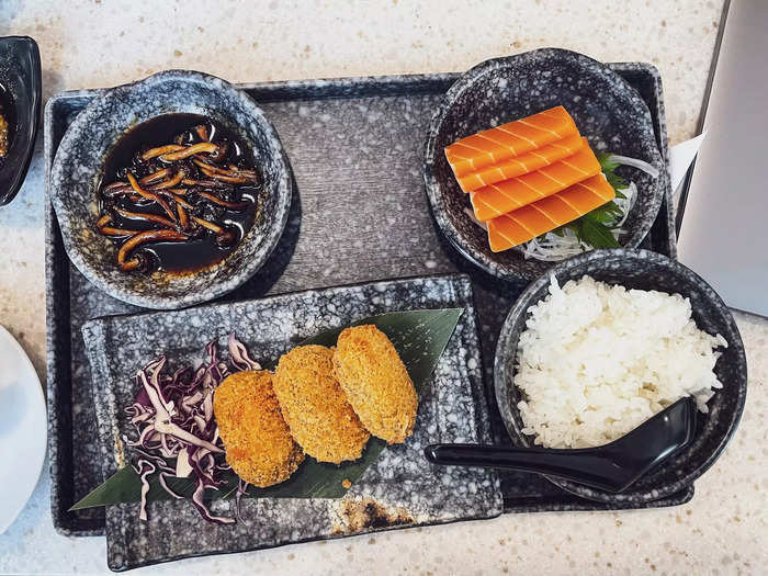 Because there were meat-based options, I was tempted to order those over vegan food. I ended up ordering the vegetarian bento, which comprised of shimeji mushrooms, pumpkin croquettes, Japanese rice, and vegetarian salmon sashimi, for SG$14.50.