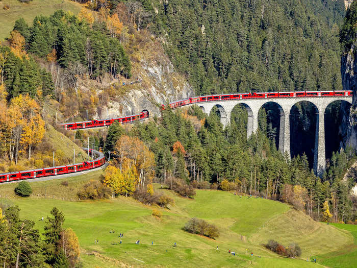 The record-breaking train was formed of 25 new "Capricorn" electric trains and 100 cars stretching more than 1.2 miles.