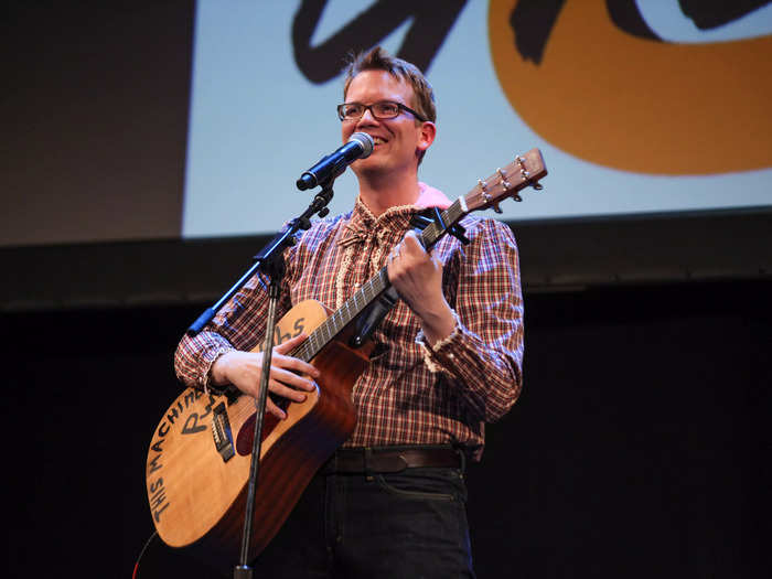 Hank Green, an American vlogger, musician, and author, said charging for a blue tick was "100% cringe."