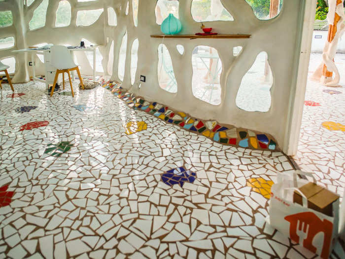 I immediately noticed the vibrant flooring that the host told me he installed with broken tiles. It had the same color scheme as the artwork I spotted outside. I thought it made the sculpture look cohesive.