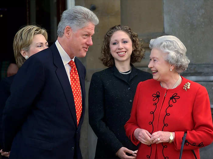 President Bill Clinton coordinated with the Queen in a red tie during his visit to the UK in 2000.