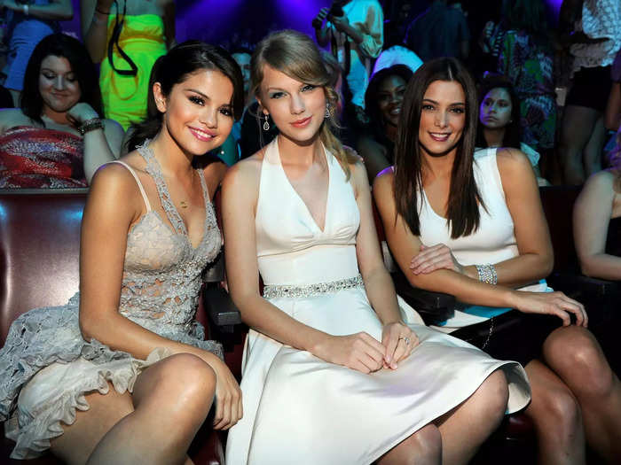 It was in August of that year when Gomez and Swift sat together at the Teen Choice Awards. They both wore ponytails and feminine dresses.