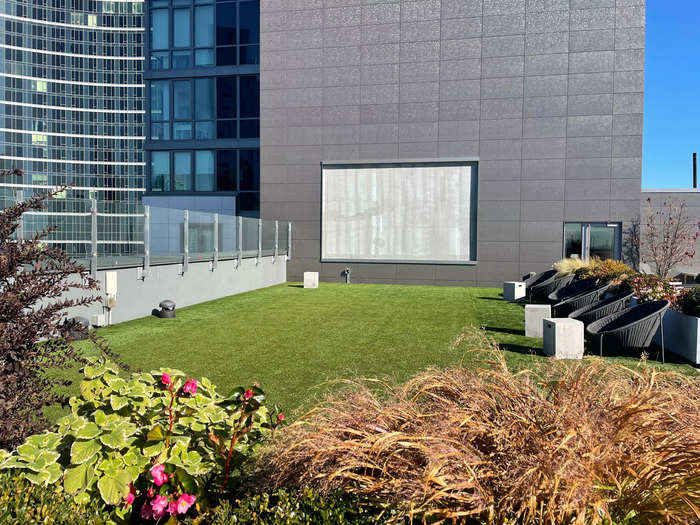 For the concrete jungle, the building had plenty of outdoor space — the standout being this rooftop movie theater.