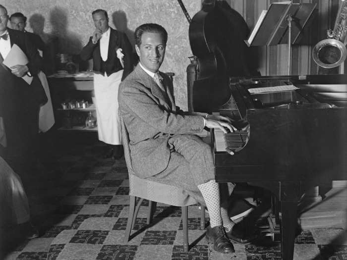 Gershwin plays the piano