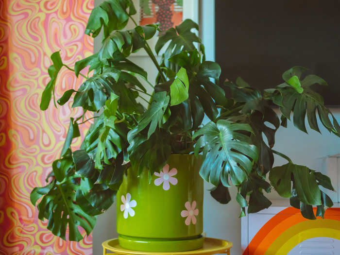 Flower decals turned an ordinary pot into a unique piece.