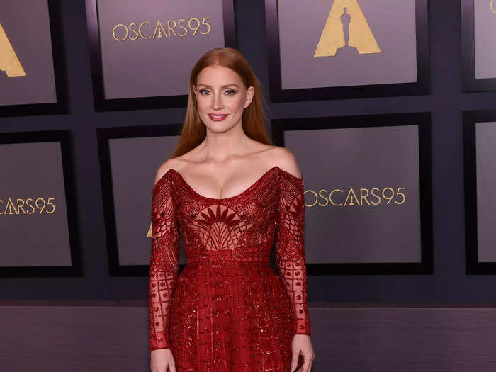 Jessica Chastain chose an elegant gown in a beautiful red shade for the evening.