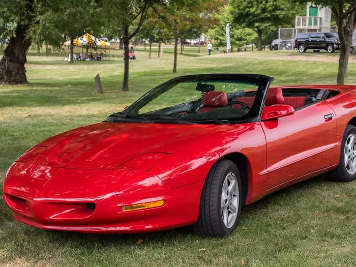 The very first cars Jordan bought after he received his reported $10 million signing bonus from the Chicago Bulls were a collection of Mercedes and Pontiacs. He bought seven cars at once for himself and his family members.