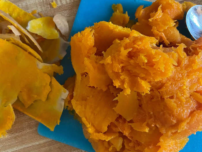 Separate the fully cooked squash from its peel.