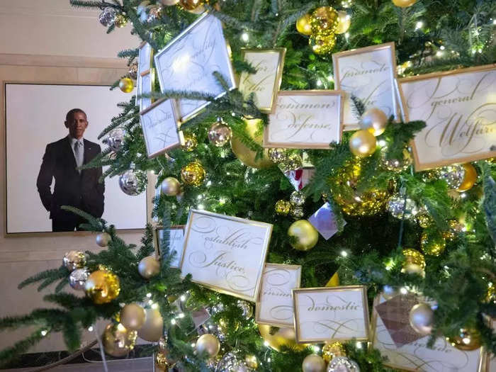 Quotes from the preamble of the US Constitution appear on ornaments in the Cross Hall.