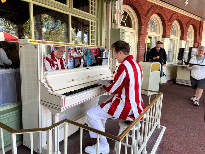 While I ate, I was able to watch the famous piano player.