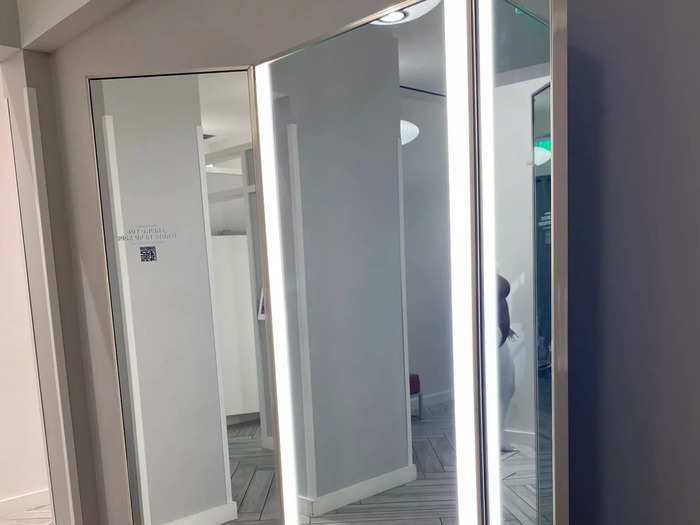 They also had a trifold-mirror in the common fitting-room area with great lighting.