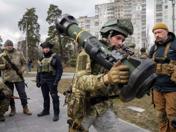 Shoulder-launched anti-tank and anti-aircraft weapons