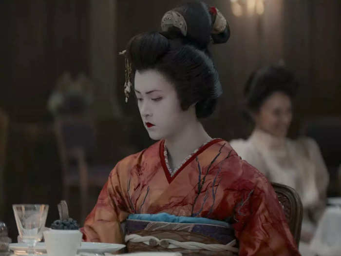 Jing Yi is a young woman who everyone on board thinks is a Japanese geisha.