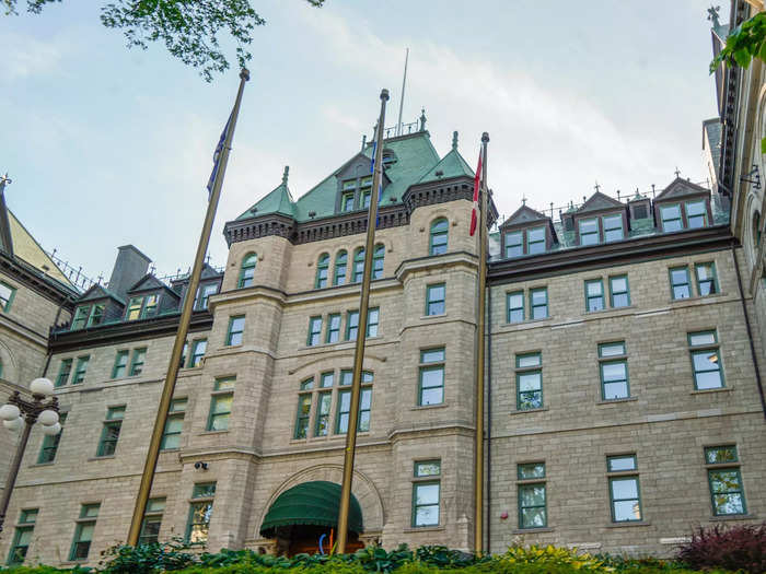 I also saw Québec City Hall, which was inspired by the Second Empire, built with a European style with prominent rooftops, according to the Department of Archaeology and Historic Preservation and the Government of Canada.