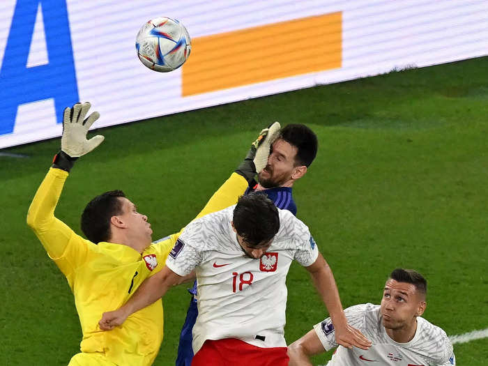 Poland 0-2 Argentina – Penalty for foul on Lionel Messi.