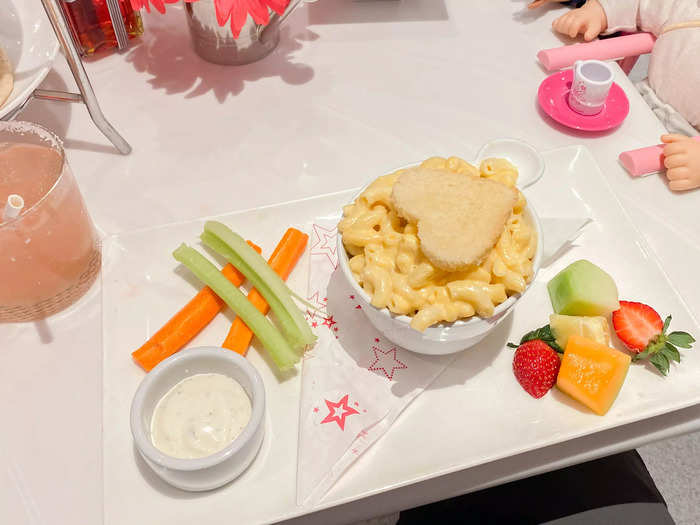 My boyfriend ordered the macaroni and cheese, which came with a toasted heart and a serving of fruit and vegetables.