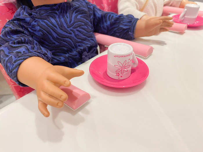 Miniature cups and saucers that customers can take home with them were also set up.