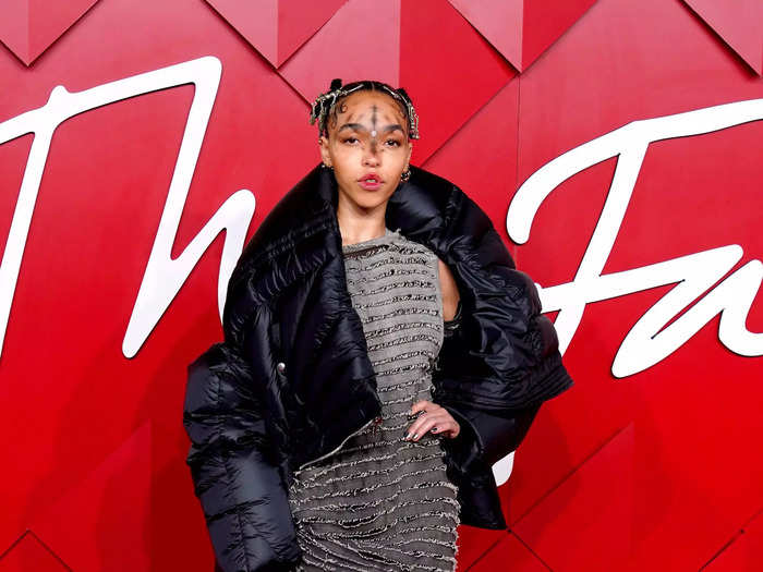 FKA Twigs wore a Rick Owens gown that had an asymmetrical neckline and trim. It was lined with three-dimensional stripes and the look was completed by a puffy black jacket.