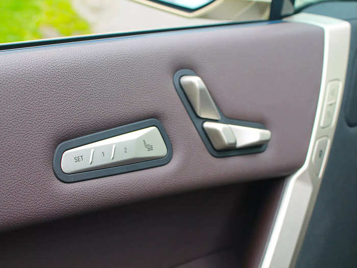 Everything from the various knobs to the turn signals felt sturdy and high-end to the touch.