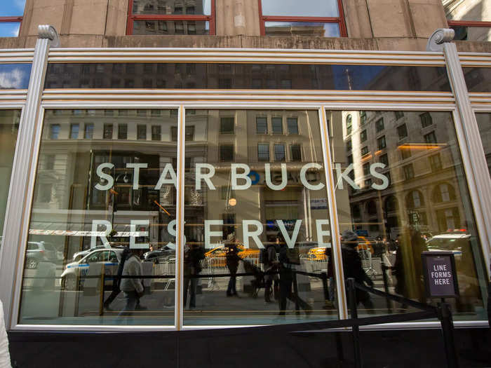 … and a long line out the door reminiscent of the one I frequently see at the Starbucks Reserve Roastery in the Meatpacking District about 1.5 miles away.