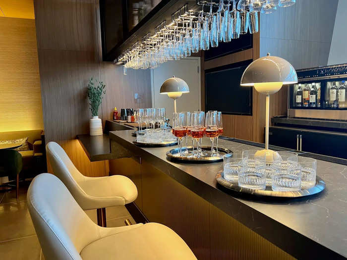 Upon entering the lounge, travelers will find a row of desks, which will be staffed with American and British Airways agents, and a cocktail area and bar where guests can sip on beer, wine, mixed drinks, or mocktails.