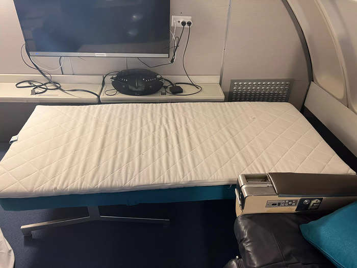 For families with kids, this space can be rented alongside the cockpit suite for an extra fee and set up with two twin beds.