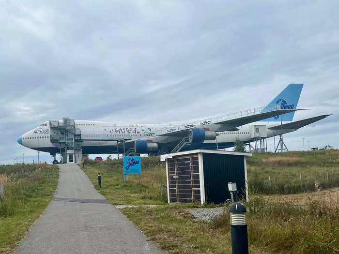 Getting off the bus, I turned left to take a short path up to the hotel. The reveal of the full 747-200 was amazing, and I started immediately geeking out.