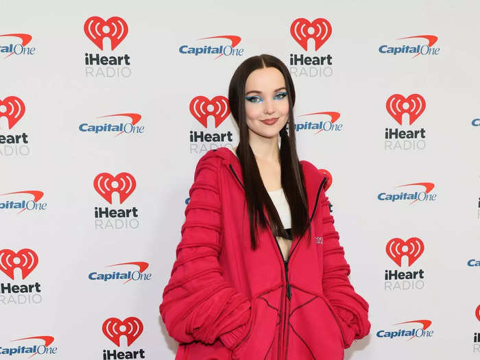 Dove Cameron took the opposite approach. She wore a baggy, oversized ensemble from Windowsen.