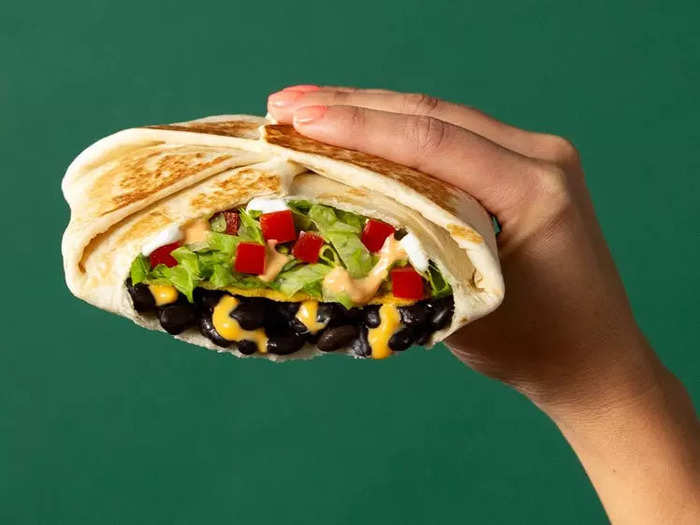 Since Taco Bell is already a great choice for vegetarians, with options like the Black Bean Crunchwrap Supreme and the vegetarian Mexican Pizza, I had high hopes for the new Beyond Carne Asada Steak Quesadilla.