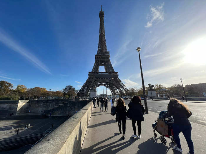 When I walked over to the other side of the Eiffel Tower, I saw that it was similarly crowded with people taking photos of the famous landmark.