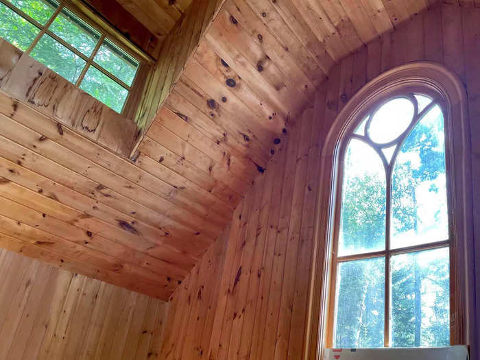 There are stunning cathedral ceilings throughout the log cabin.