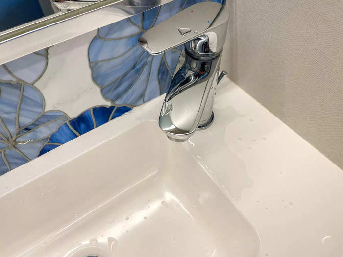 The sink was equally small. And because the faucet head was positioned close to the edge of the sink, water splashed out of the basin whenever I washed my hands.