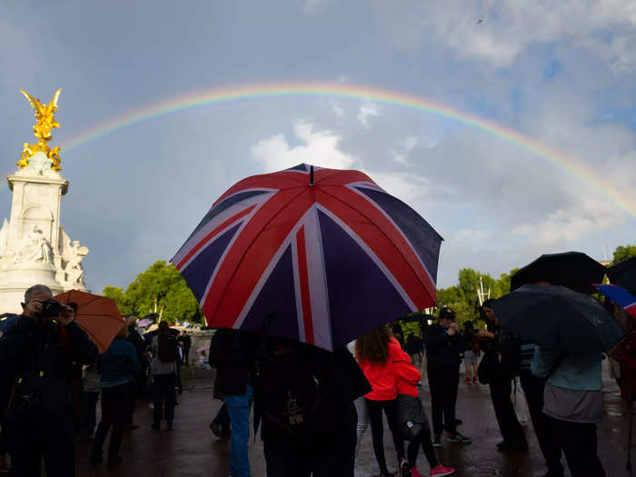 Meanwhile, Getty Images royal photographer Samir Hussein took this photo of a rainbow over Buckingham Palace moments before news of the Queen