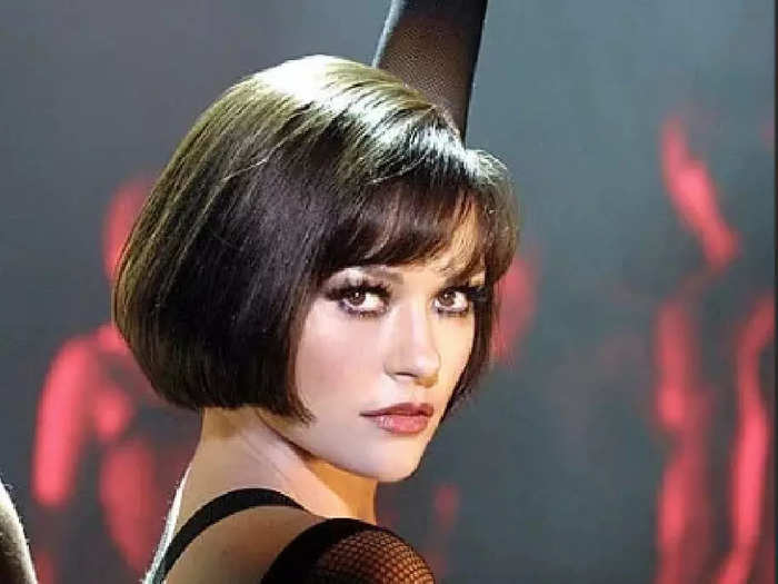 Catherine Zeta-Jones portrayed Velma Kelly, a vaudeville performer who murders her husband and sister for having an affair.