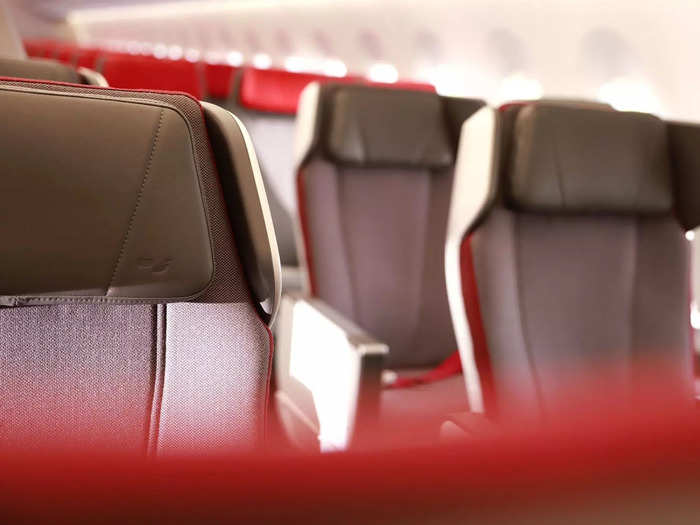 In business and premium economy, there is also a second screen that will allow passengers to communicate with the crew without disrupting their program.