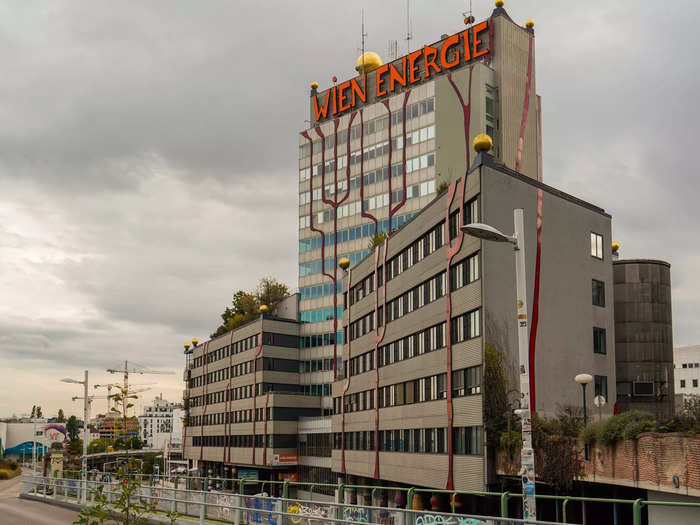 The next modern building that intrigued me was the Spittelau waste incineration plant in northern Vienna.