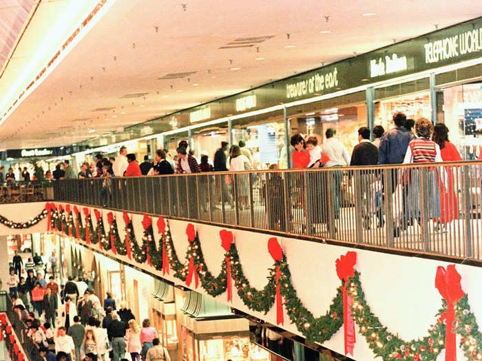 By 1986, there were 25,000 shopping malls nationwide, and they