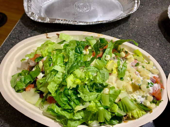 The mobile order looked smaller at first glance, but it ended up containing more meat and rice, while the other bowl was heavier on lettuce and vegetables.