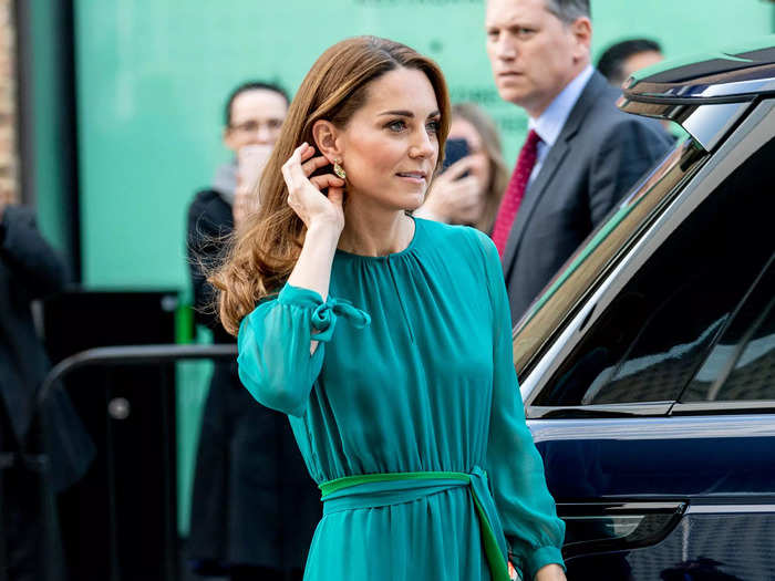 Kate looked fabulous in a simple teal dress for a visit to the Aga Khan Centre in London.