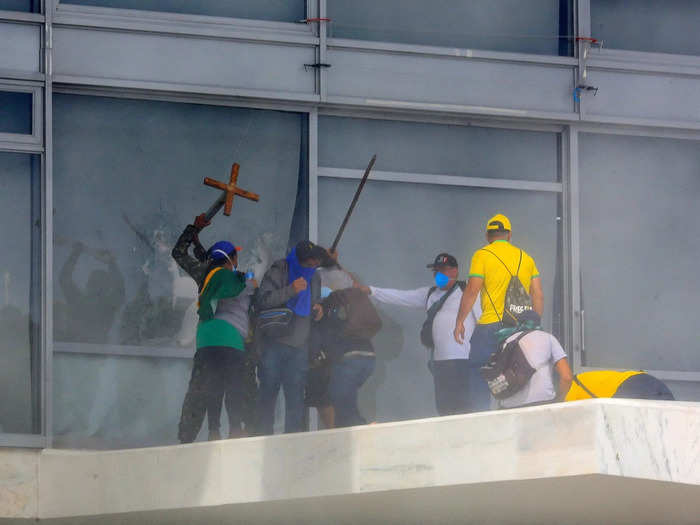 As police tried to prevent protesters from entering the presidential palace, some were still seen trying to break windows in order to breach the building.