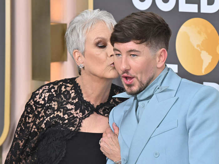 "Banshees of Inisherin" star Barry Keoghan received a kiss from Jamie Lee Curtis as the two caught up on the red carpet.