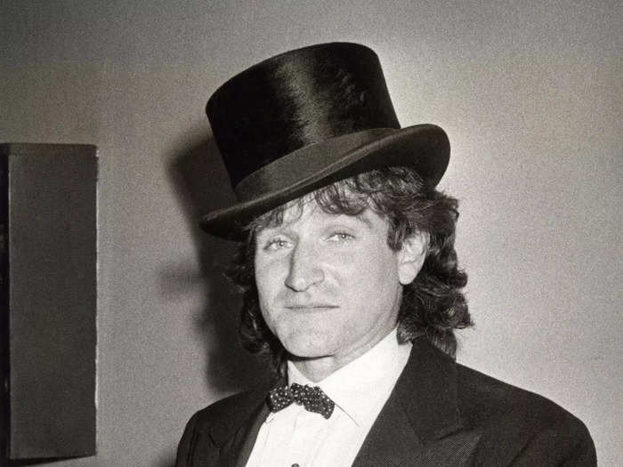 January 1979: Robin Williams wore a whimsical ensemble comprised of a top hat and polka-dot bow tie.