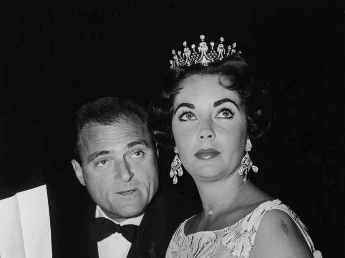 1958-1959: Elizabeth Taylor dressed like royalty while attending the Golden Globe Awards.