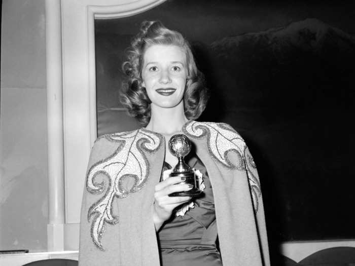 1944-1951: Lois Maxwell wore an embellished cape to the Golden Globe Awards.