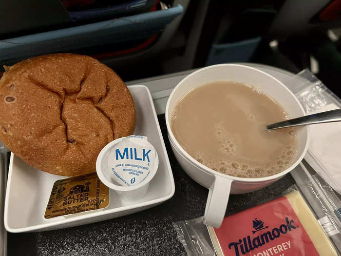 Overall, I thought the main dish was delicious. It also felt like a unique food for an airline to serve.