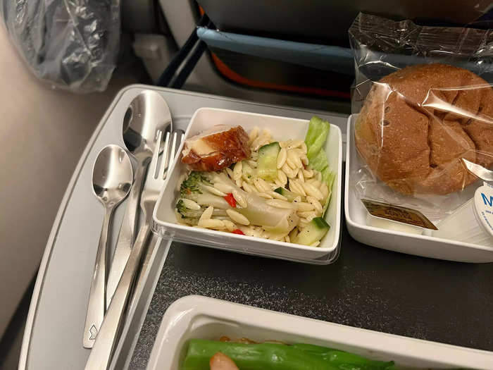 I got my food very quickly because I pre-ordered on the app, which was more convenient than waiting for the galley cart to get to my row.