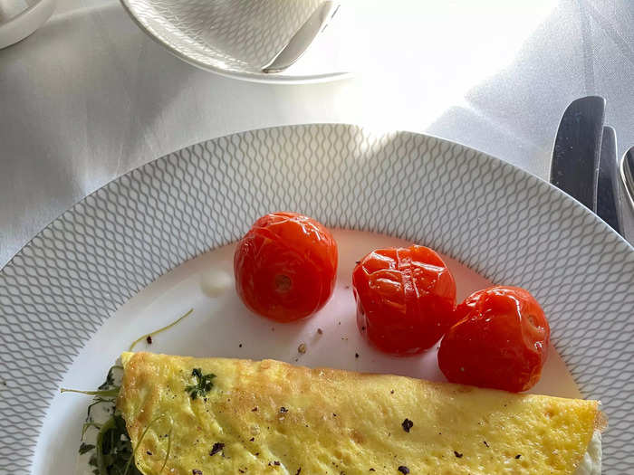 The omelet came with mushrooms and tomatoes — a welcome healthy addition. The entire dish required a lot of additional seasoning with salt and pepper, which made me think that, even in first class, airplane food can be bland.