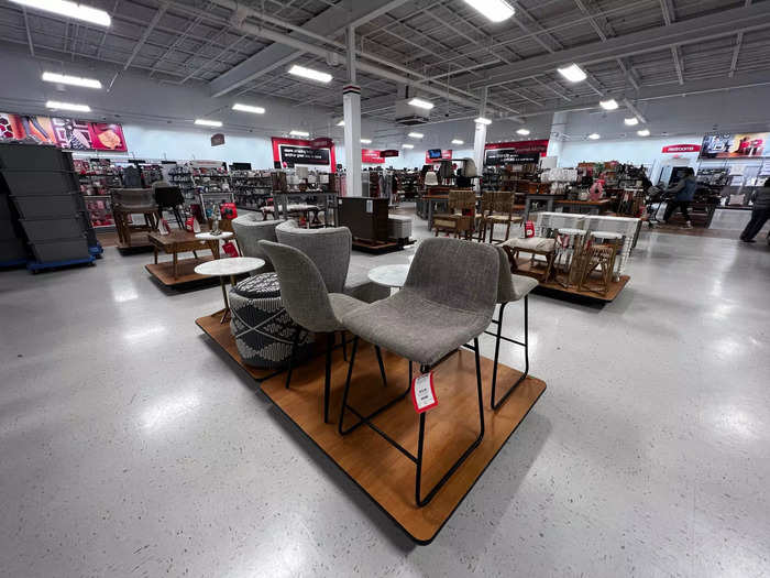 The US store also devoted a surprisingly wide area in the center of the sales floor to displaying furniture and other housewares.