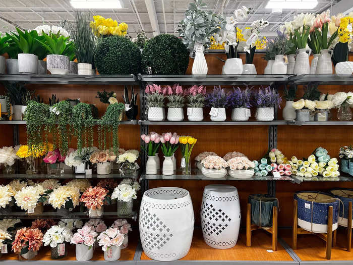The fake-plants shelf at the US store was arranged especially neatly, with a nice eye for color and balance.