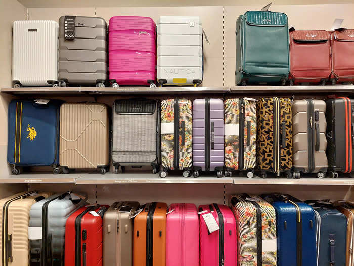In one corner there was a big display of suitcases and travel bags, featuring brands like Guess, Juicy Couture, Dune, and Polo by Ralph Lauren.